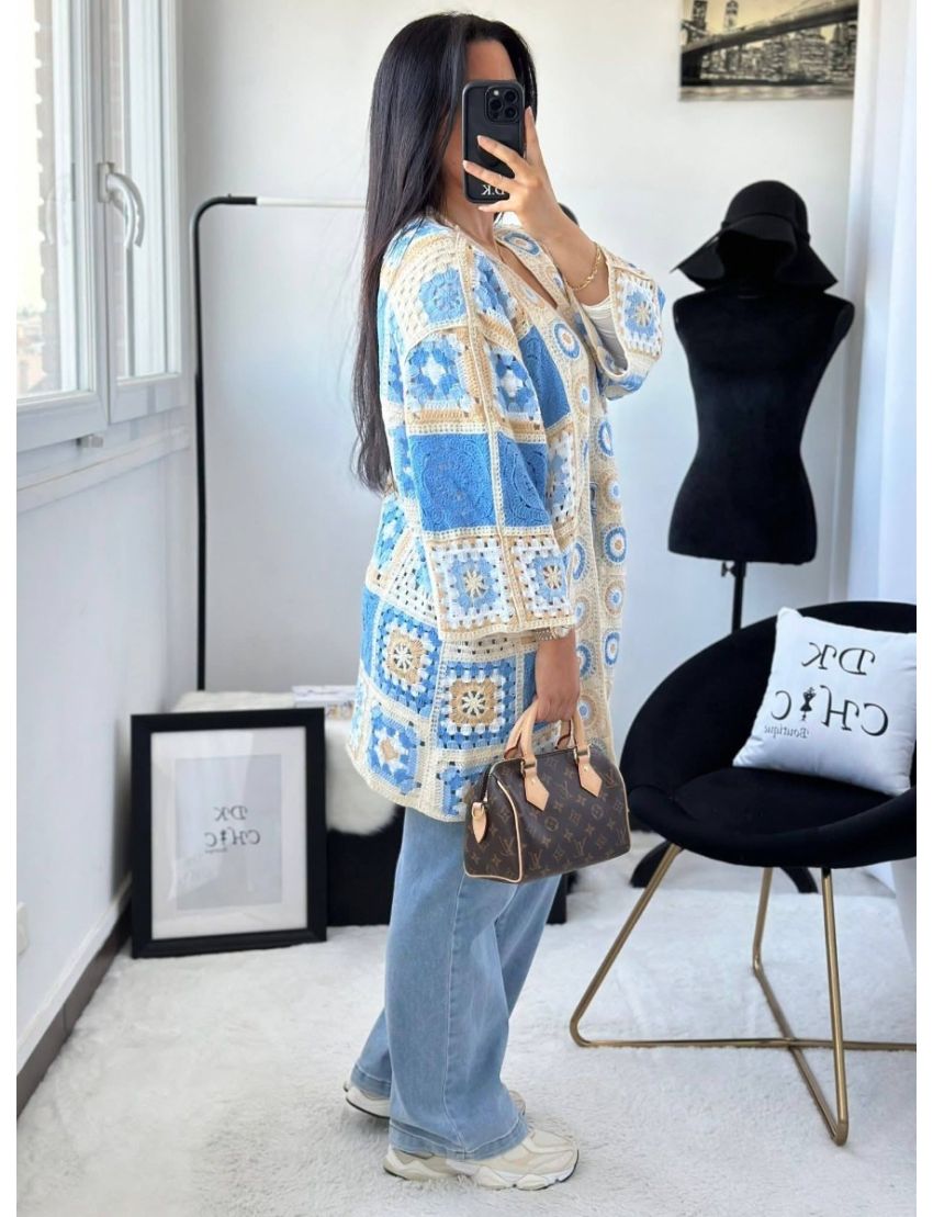 Casaco de crochê azul e beje