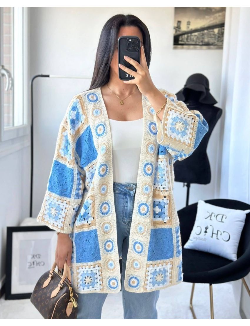 Casaco de crochê azul e beje