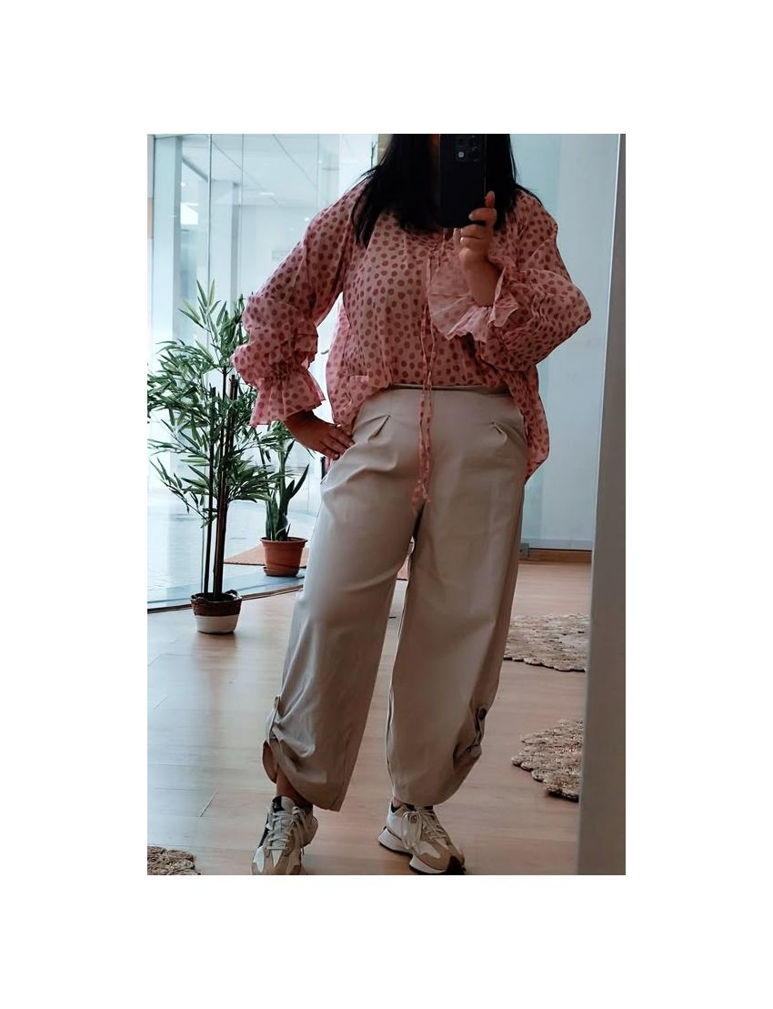 Calças bejes pormenor no calcanhar