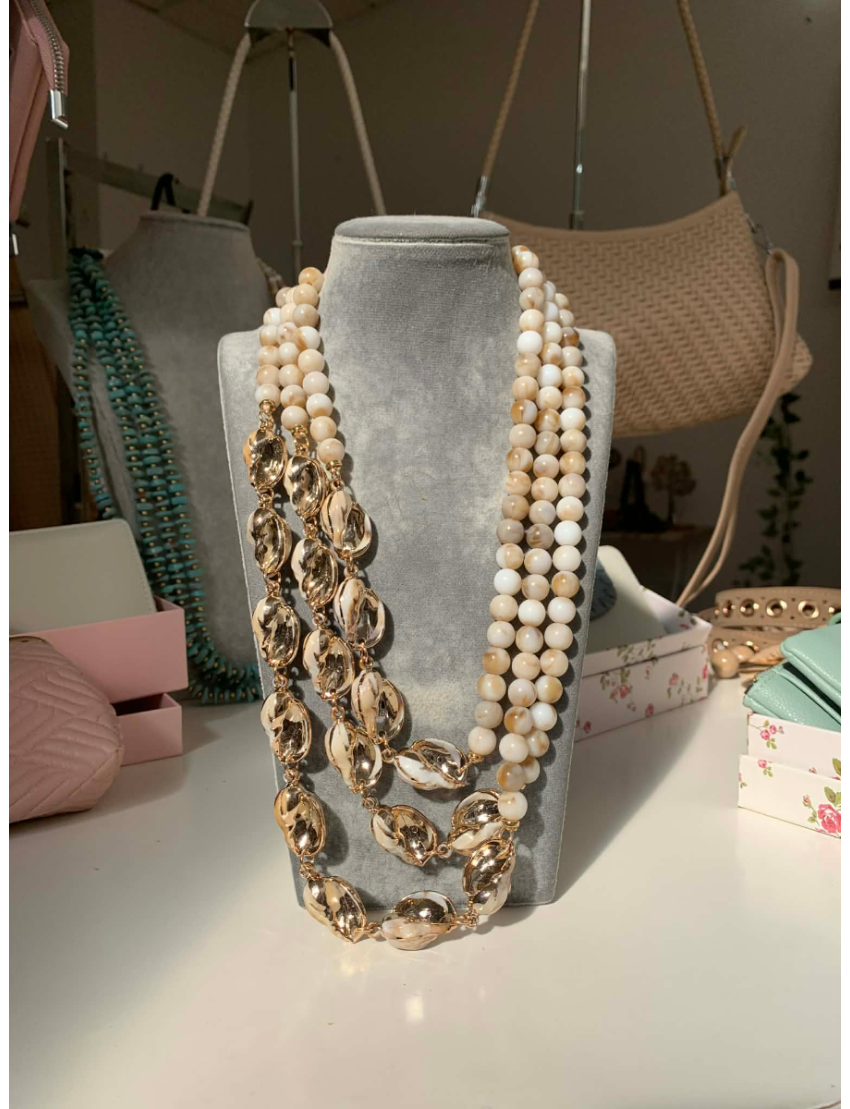 Colar de conchas douradas