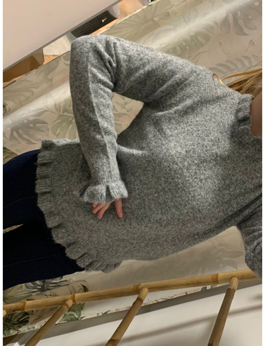 Camisola cinzenta com folhos