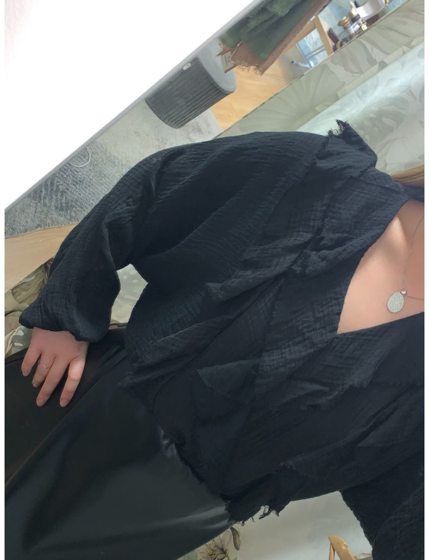 Camisa preta de folhos