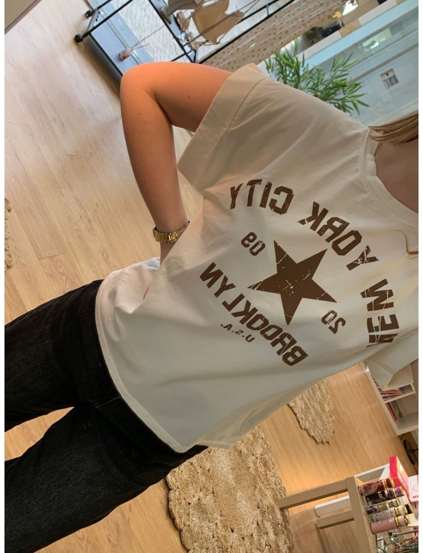 T-shirt branca com estampado castanho