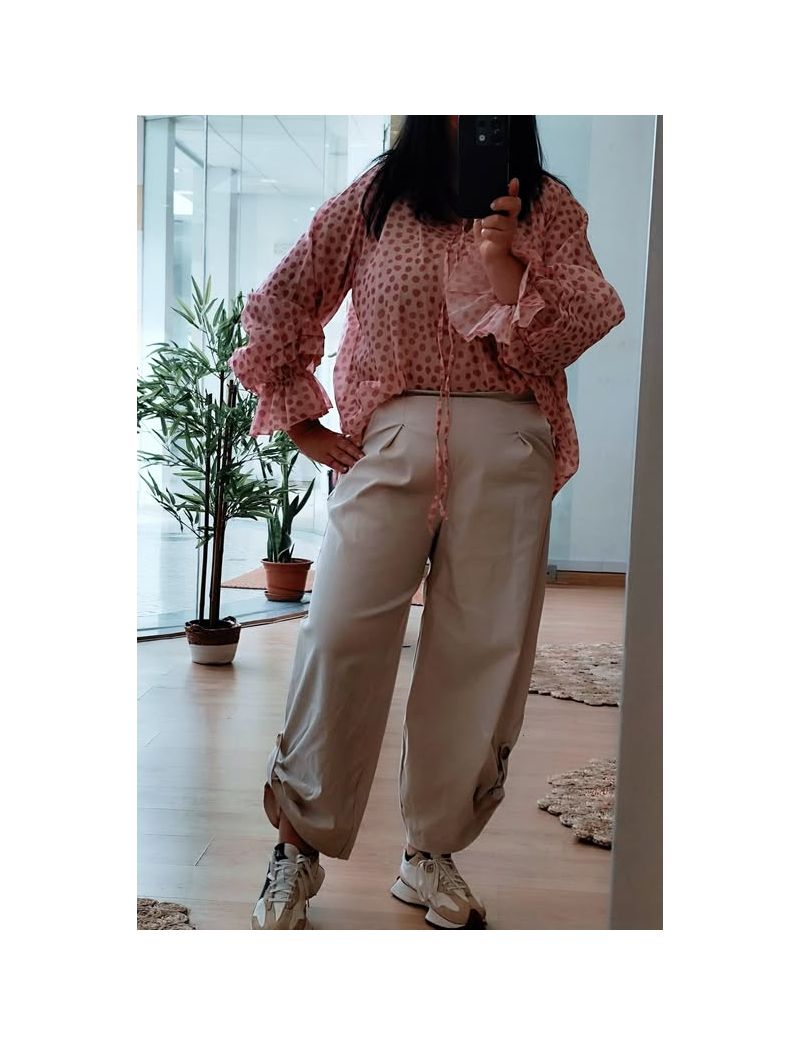 Cal&ccedil;as bejes pormenor no calcanhar