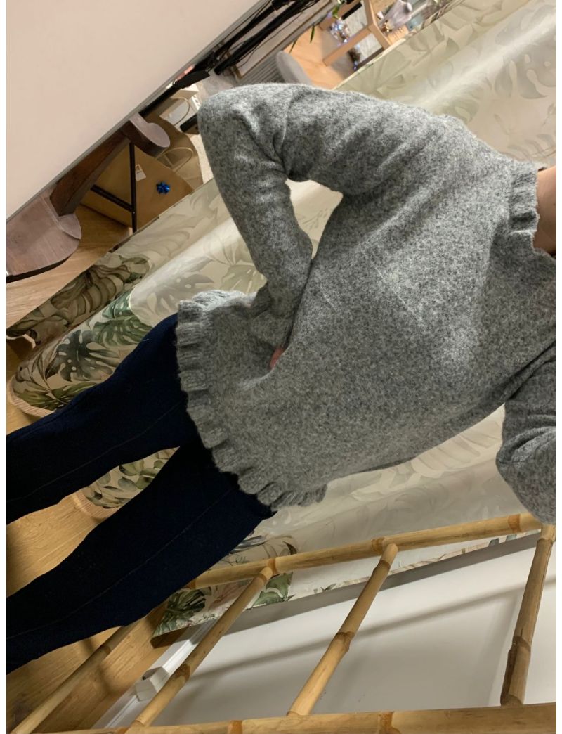 Camisola cinzenta com folhos