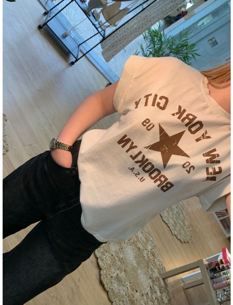 T-shirt branca com estampado castanho